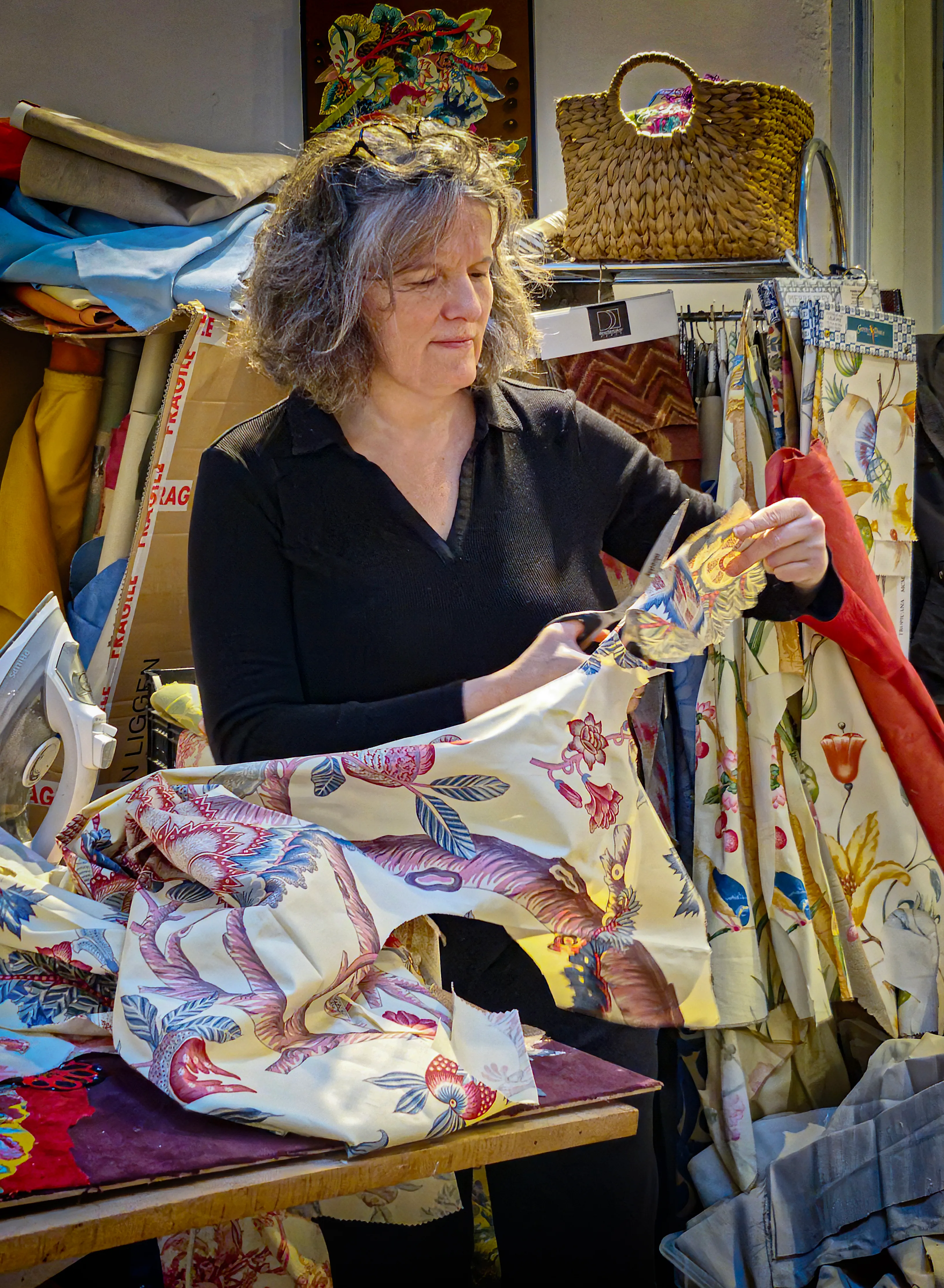 Atelier de portrait textile — découpe du tissu