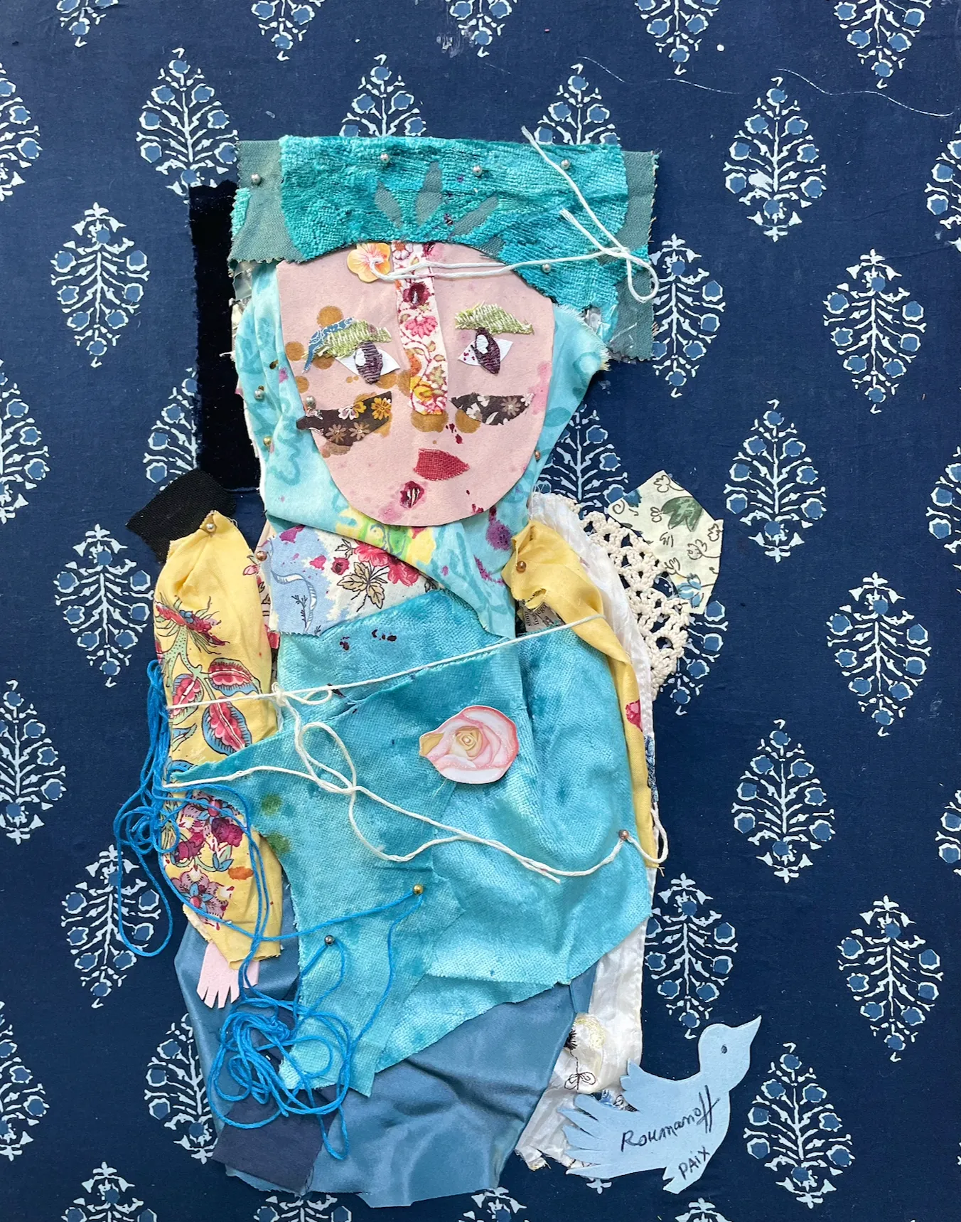 Femme épinglée bleue