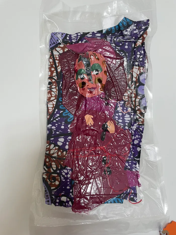 Femme épinglée — Avant — sous plastique