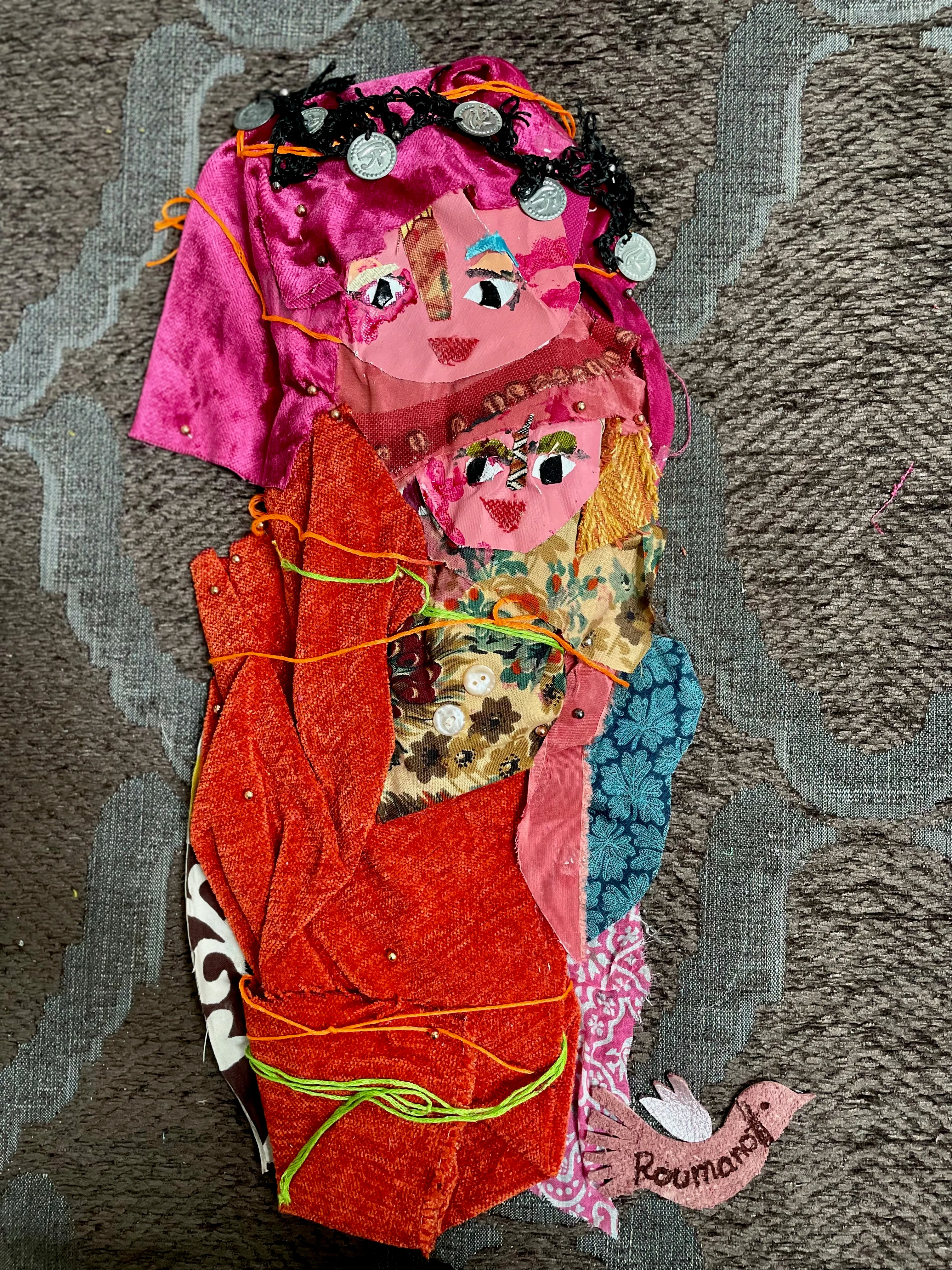 Femme et enfant épinglés
