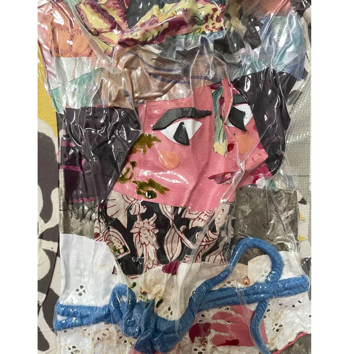Femme épinglée - corde bleue — Détail — oppression