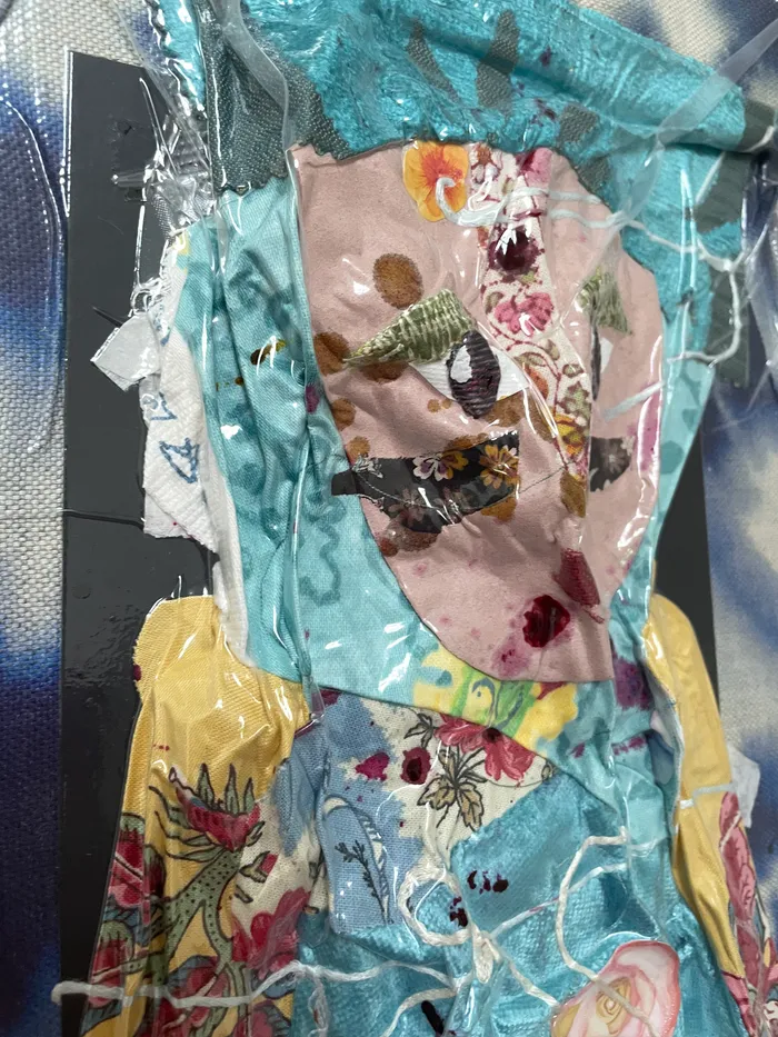 Femme épinglée bleue — Détail — oppression