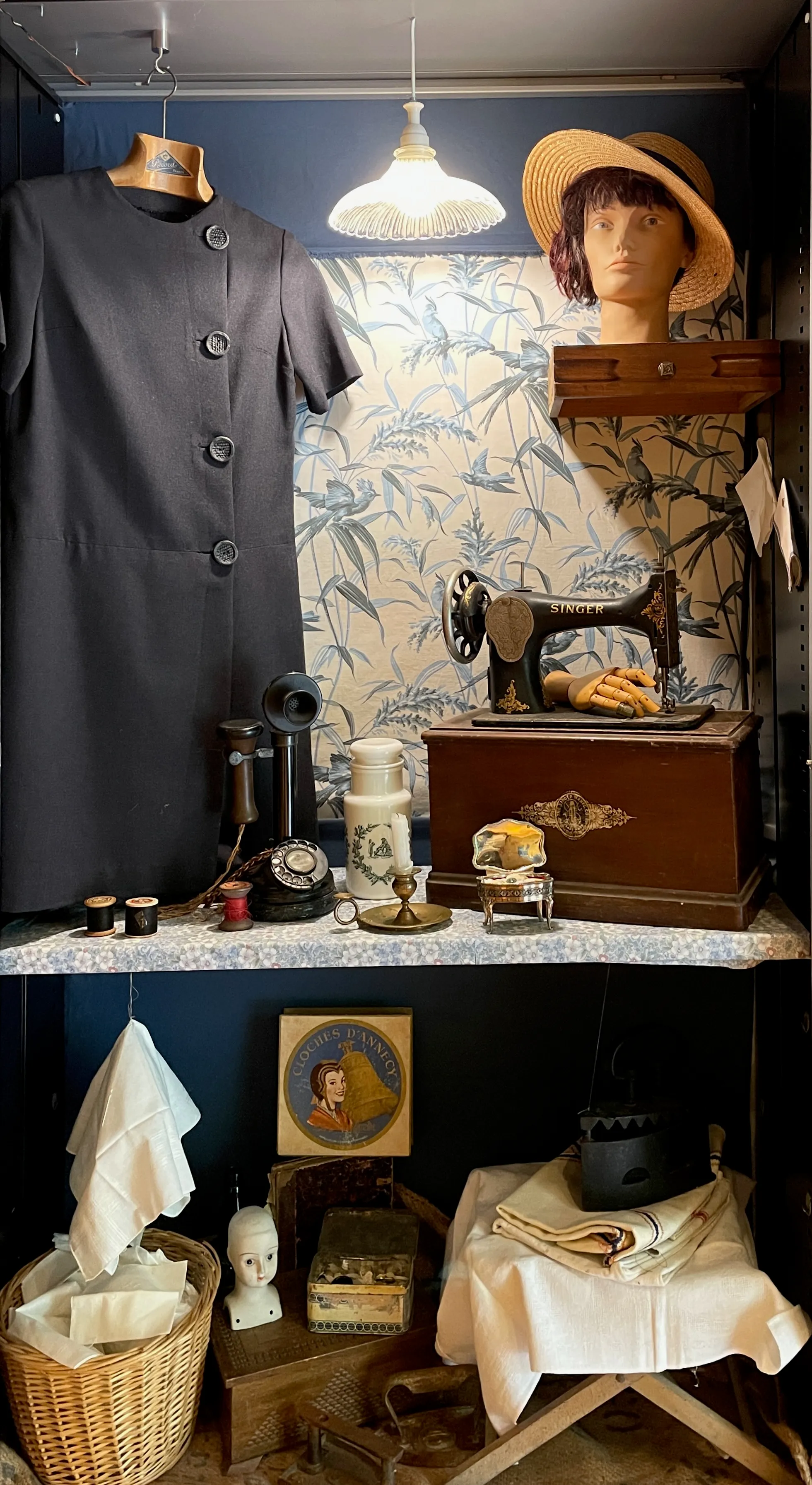Histoires textiles — armoire La petite robe bleue