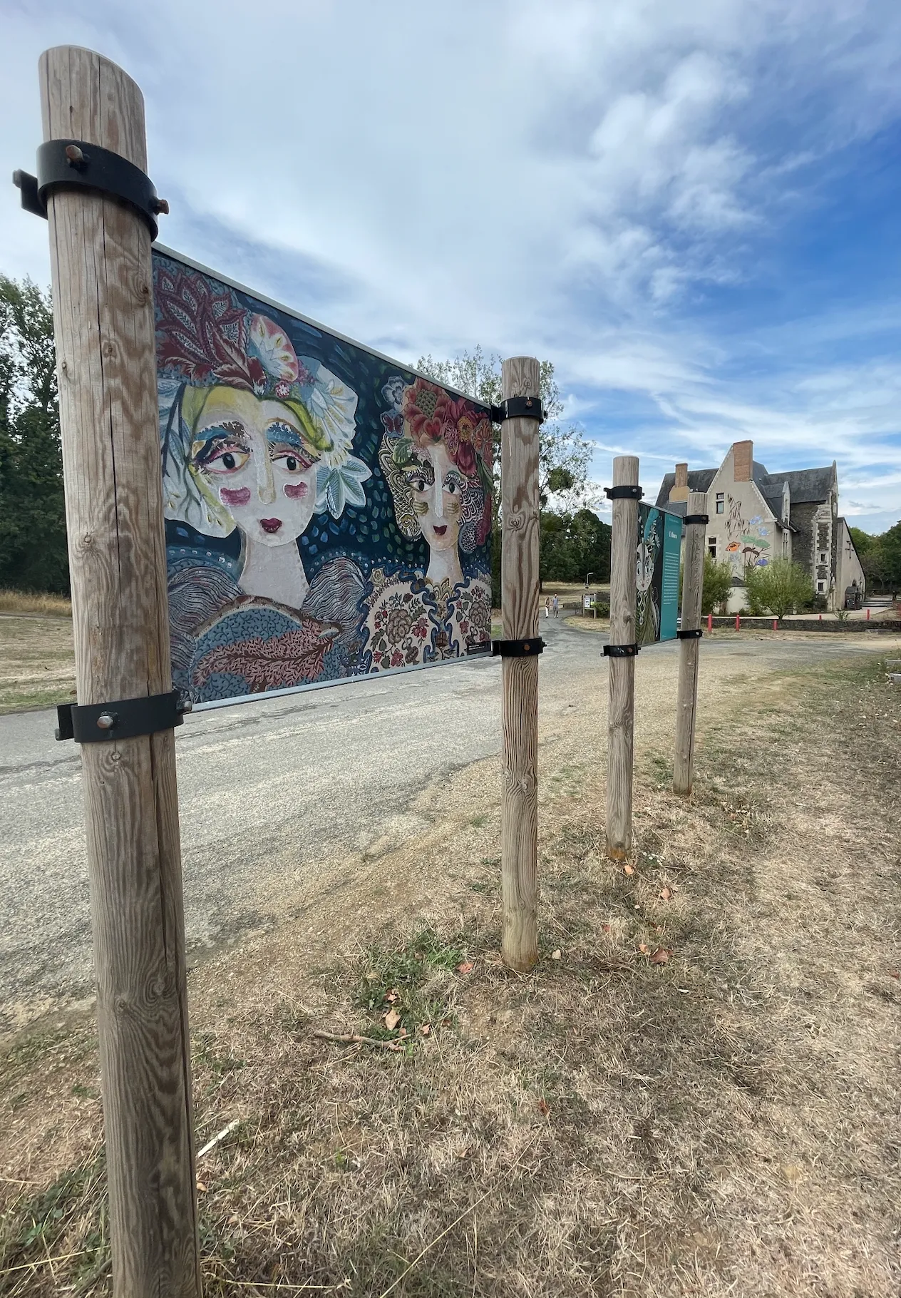 Portraits en parures végétales — extérieur, panneaux devant la Maison de l'Environnement