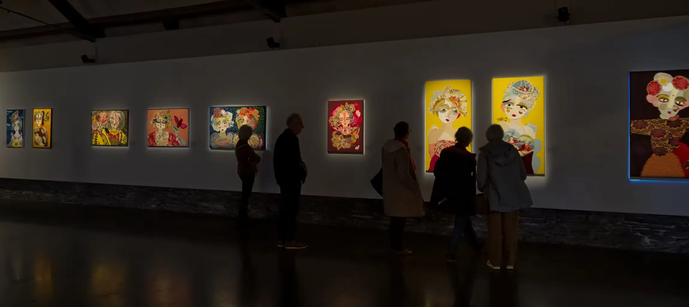 Salle d'exposition baignée de lumières colorées, portraits en tissu de l'artiste Katherine Roumanoff, Trélazé Angers France
