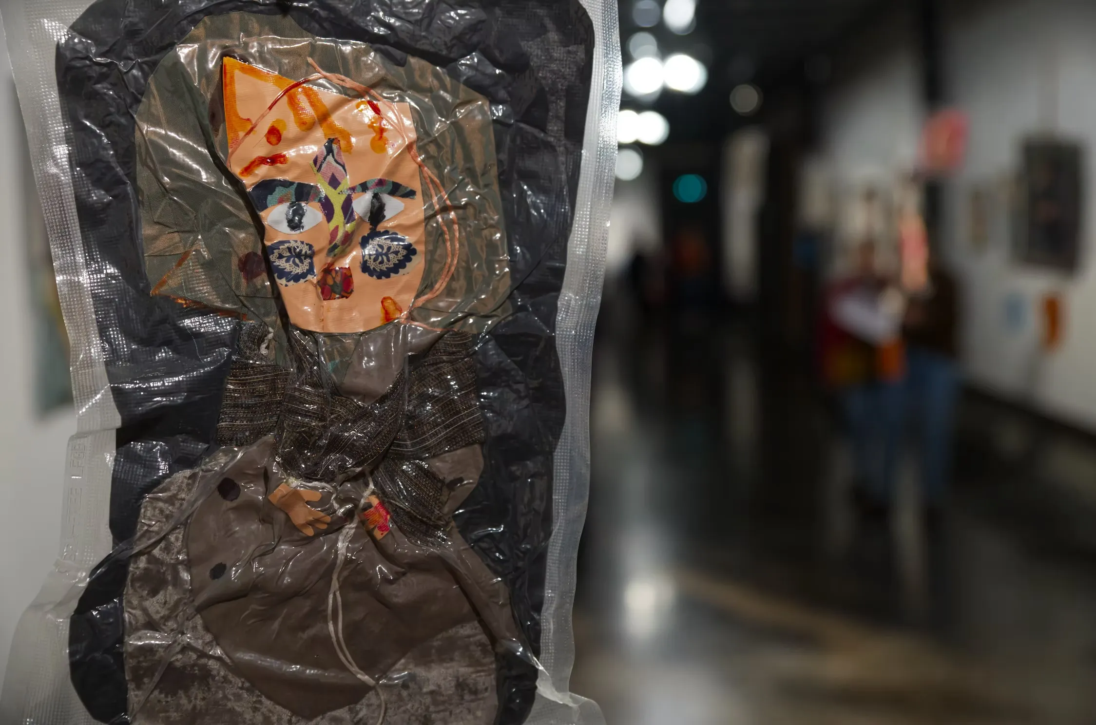 Portrait textile féminin sous emballage plastique et écrasé en guise de protestation, série Femmes oppressées de Katherine Roumanoff, Trélazé Angers