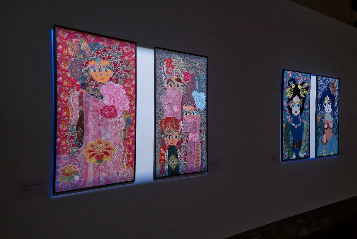 Grands portraits textiles féminins en velours de Katherine Roumanoff, exposition Trélazé Angers