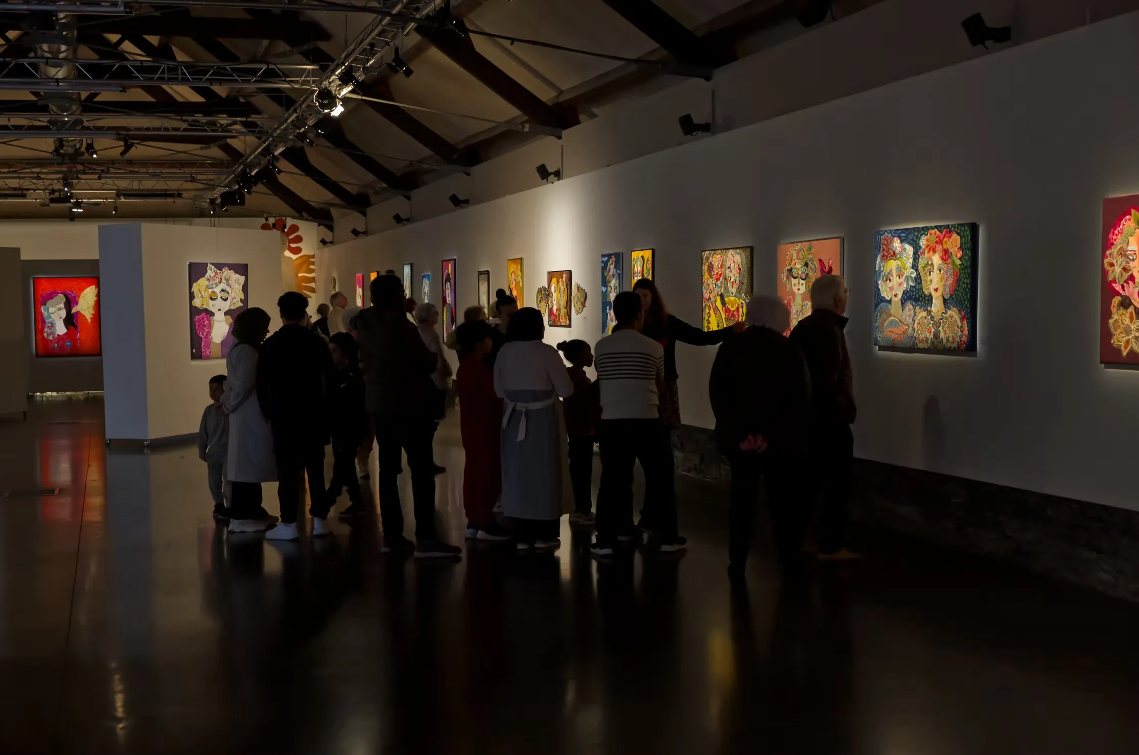 Vue panoramique d'une salle d'exposition remplie de visiteurs devant des œuvres textiles, Katherine Roumanoff, Trélazé France