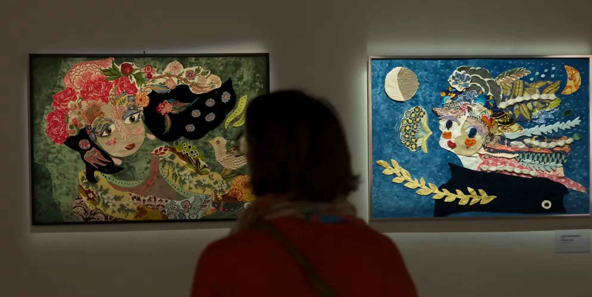 Grand portrait textile avec figure féminine et oiseau, de Katherine Roumanoff, exposition Trélazé Angers