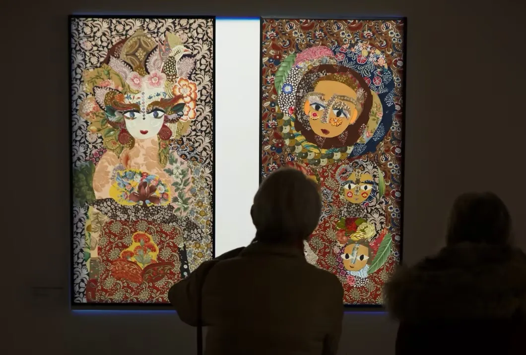 Portrait textile frontal aux assemblages de tissus riches et colorés, série Vénus, Katherine Roumanoff, Trélazé Angers