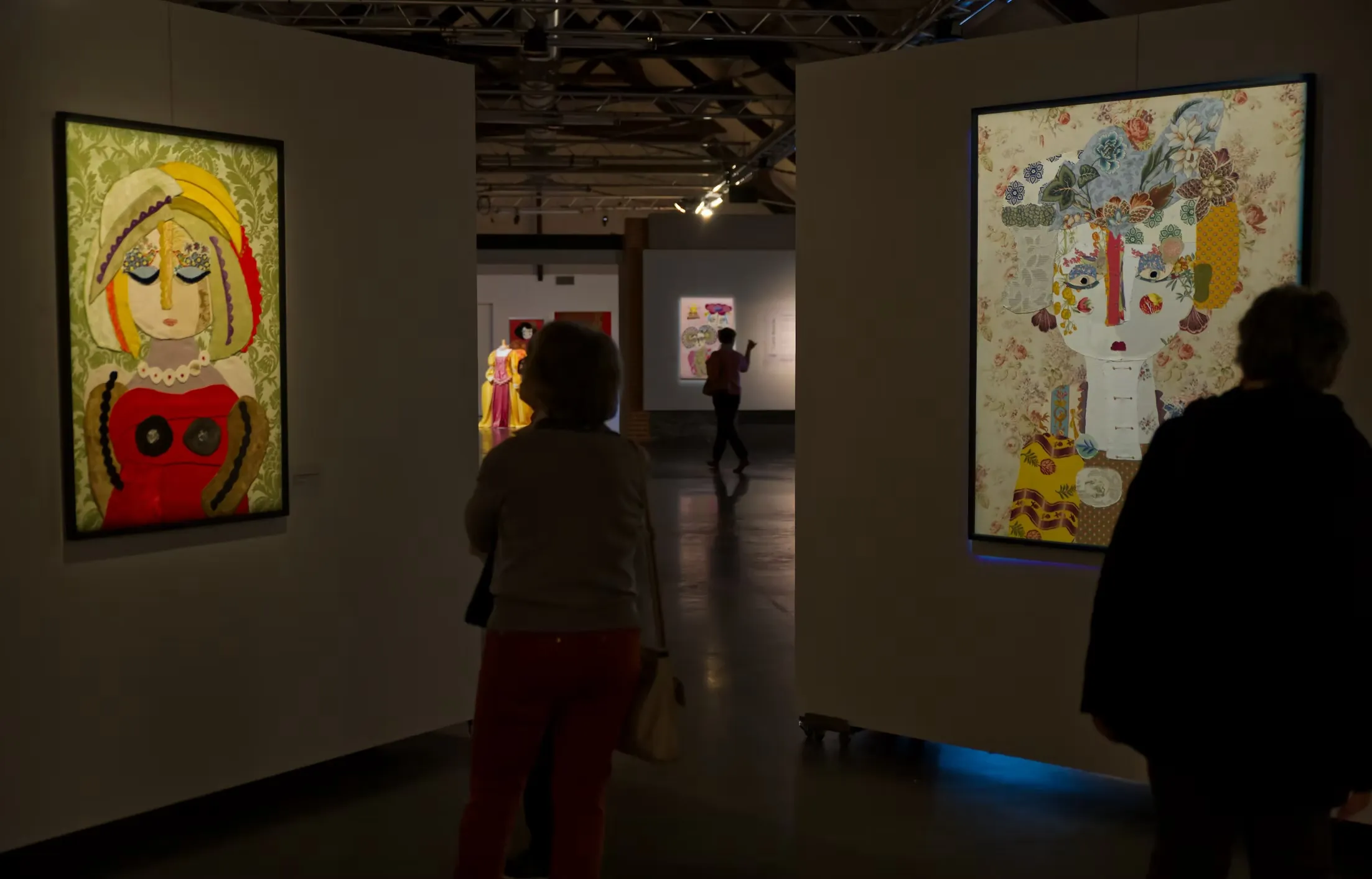 Portrait textile d'une figure féminine blonde aux tissus floraux, visiteurs en arrière-plan, Katherine Roumanoff Trélazé