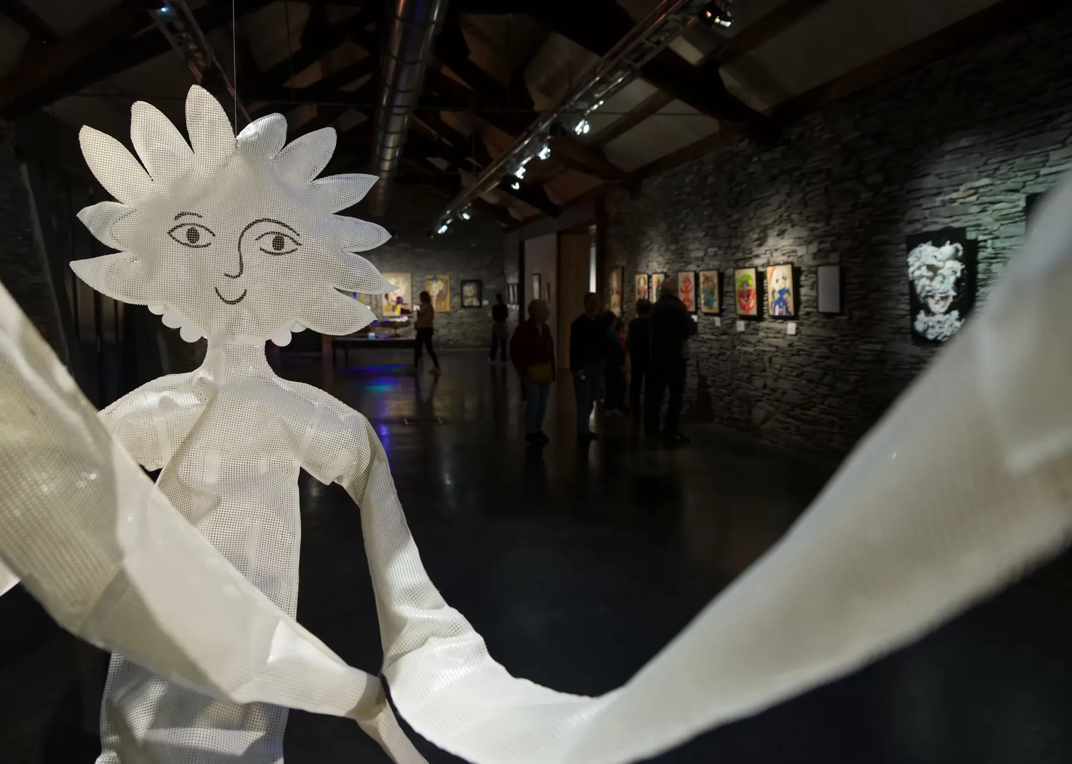 Figure sculptée en blanc sous éclairage théâtral, série Toiles-sculptures, Katherine Roumanoff, exposition Trélazé