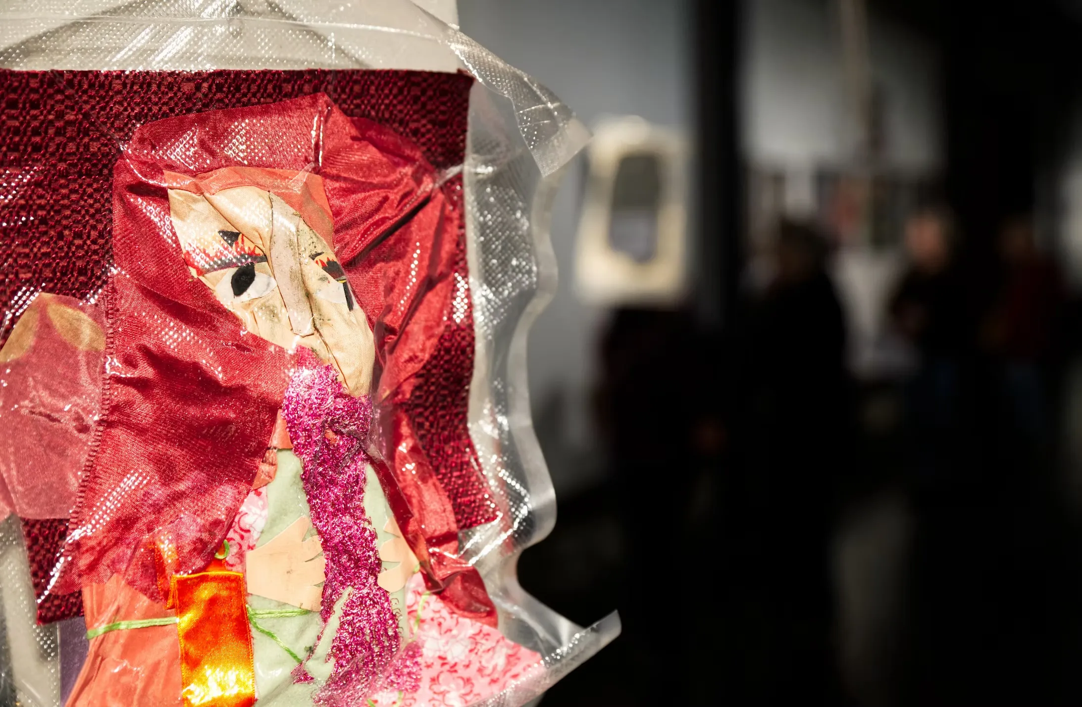 Portrait textile féminin sous emballage plastique compressé, série Femmes oppressées de Katherine Roumanoff, Trélazé Angers